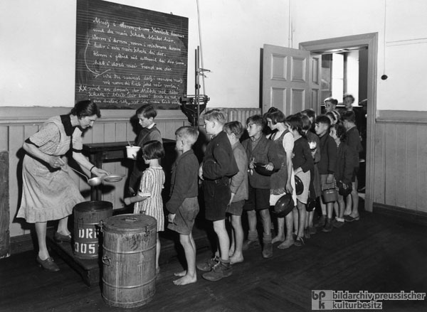 Ausgabe der Schulspeisung an einer Hamburger Schule (1946)
